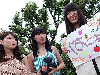 Três adolescentes japoneses chupar um pau peludo no carro