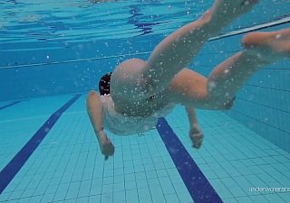 Katy Soroka cabelludo bajo el agua adolescente